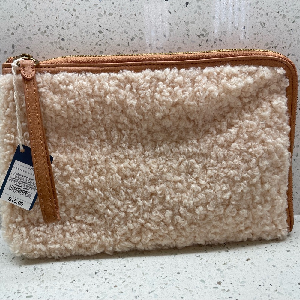 3/$20 🔹 Universal Threads wristlet or tablet carrying case